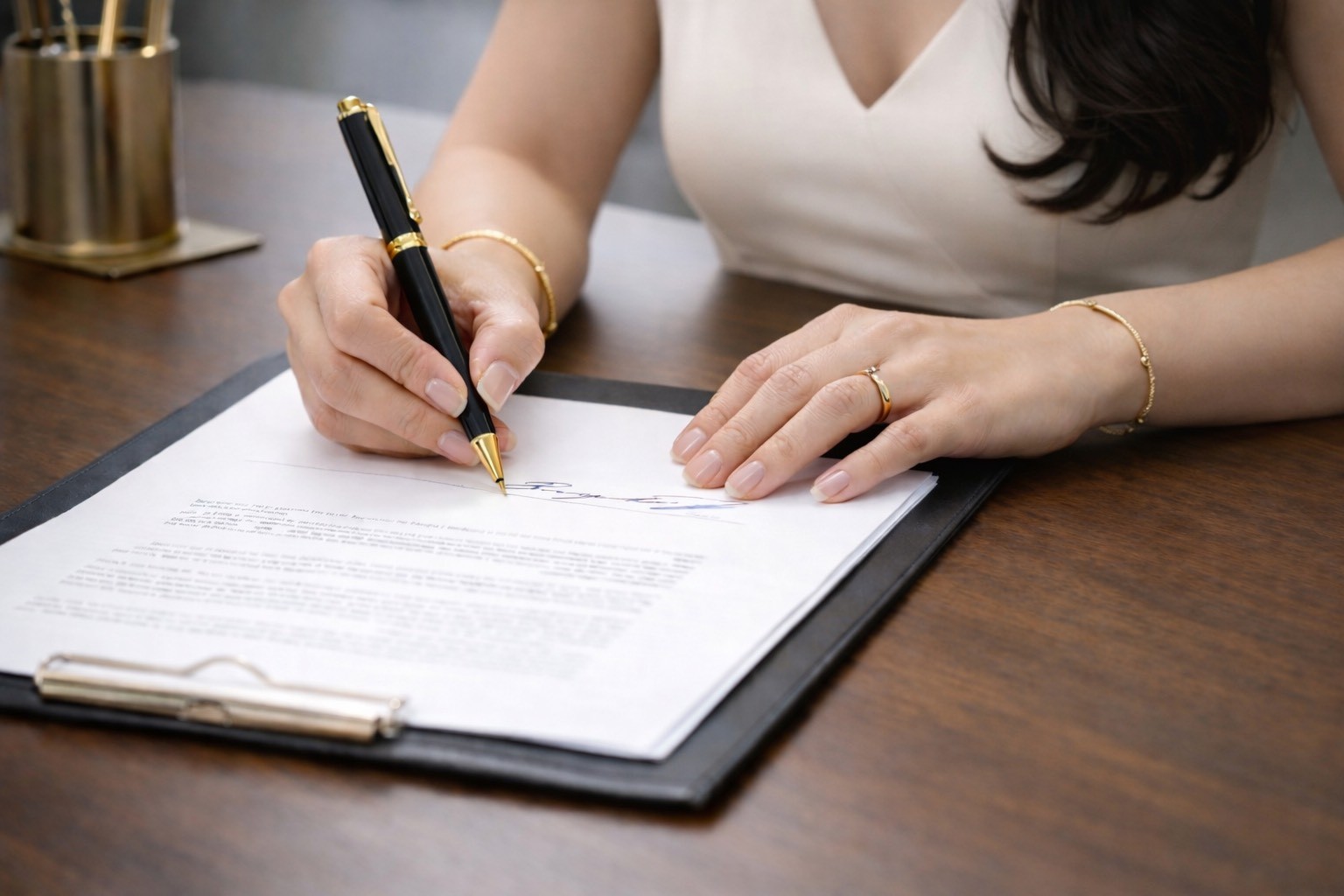 Ivette Castro firmando documento legal